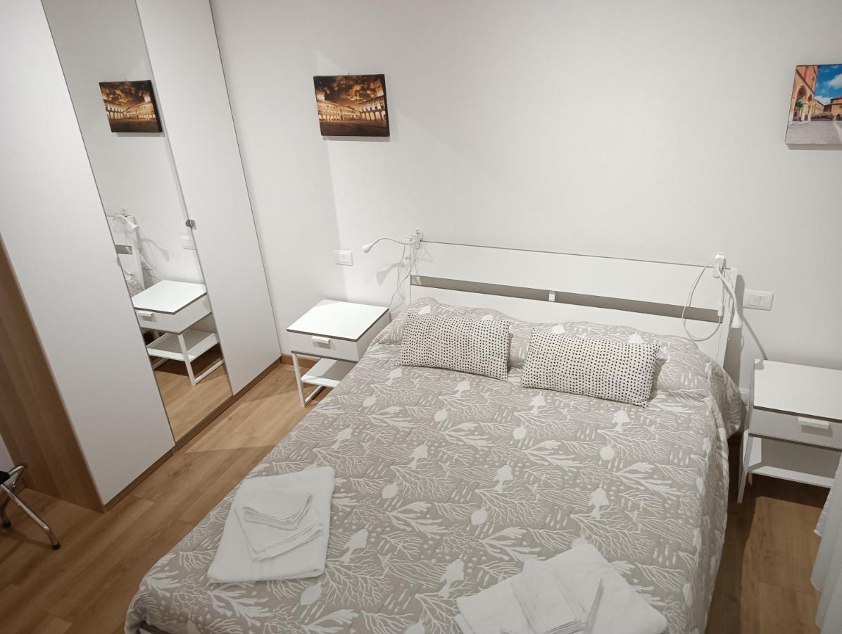 B&B Fiera Station Rooms Bologna Eksteriør billede